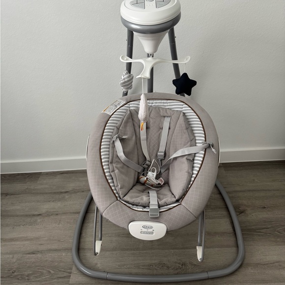 Graco Baby Swing - Picture 1 of 3